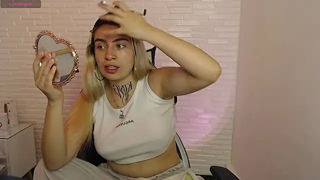 Snapshot of Tamaraa_velez chatting on March 13, 9:21 pm Tamaraa velez online show from March 13, 9:21 pm