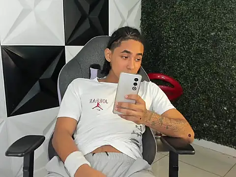 Snapshot of taylor_bigdick18 chatting on March 26, 1:22 am taylor bigdick18 online show from March 26, 1:22 am