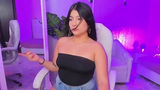 Snapshot of HannaLee333 chatting on March 17, 2:38 am HannaLee333 online show from March 17, 2:38 am