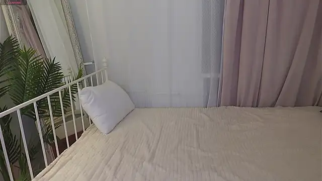 Mia Pearl online show from April 3, 8:01 am