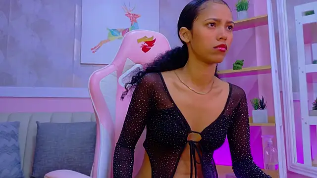 KiaraCurly online show from April 3, 11:30 am