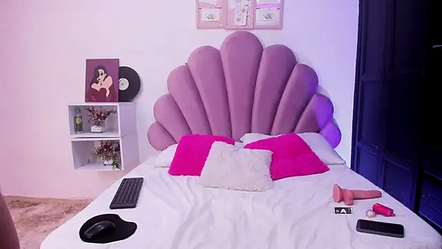 Snapshot of RosieCharm chatting on April 6, 10:22 pm RosieCharm online show from April 6, 10:22 pm