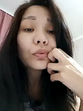 HollyXMolly online show from April 3, 9:02 pm