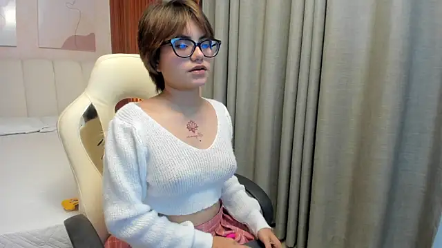 Snapshot of maddieperez_ chatting on March 27, 3:23 am maddieperez online show from March 27, 3:23 am