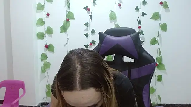 Snapshot of LiaRobertss_ chatting on April 1, 3:18 am LiaRobertss online show from April 1, 3:18 am