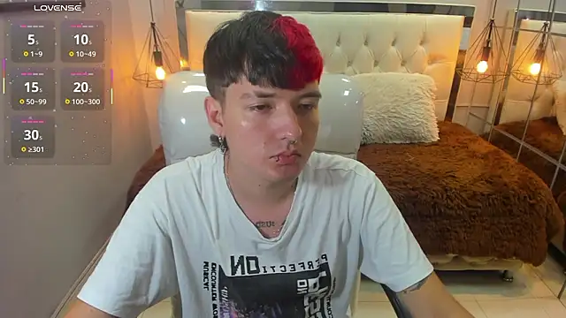 Snapshot of Santiago_morgan chatting on March 8, 10:24 pm Santiago morgan online show from March 8, 10:24 pm