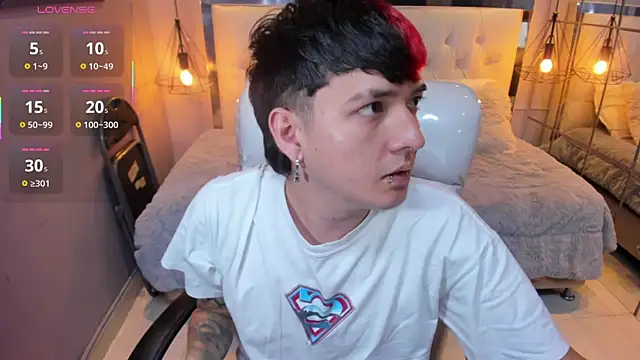 Snapshot of Santiago_morgan chatting on April 1, 10:51 pm Santiago morgan online show from April 1, 10:51 pm