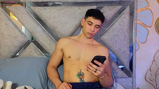 Snapshot of Tinocrow chatting on March 20, 2:27 am Tinocrow online show from March 20, 2:27 am