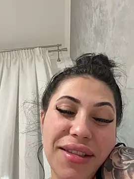 LunaSerenaX online show from April 2, 9:45 pm