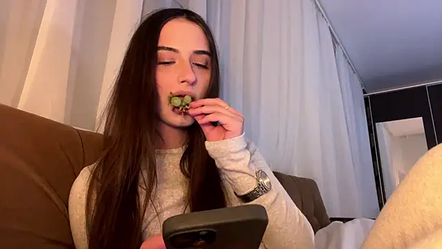 Snapshot of LunaTune chatting on April 3, 8:18 pm LunaTune online show from April 3, 8:18 pm