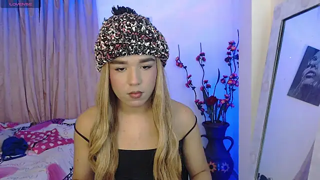 Snapshot of Candyy_doll__ chatting on March 6, 8:05 pm Candyy doll online show from March 6, 8:05 pm