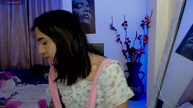 Snapshot of Candyy_doll__ chatting on March 9, 8:18 am Candyy doll online show from March 9, 8:18 am