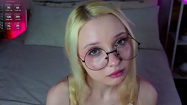 TwilaDona online show from March 9, 1:31 am