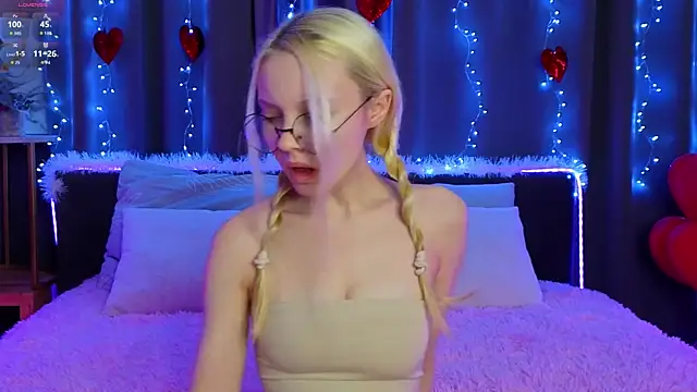 TwilaDona online show from March 19, 1:09 am