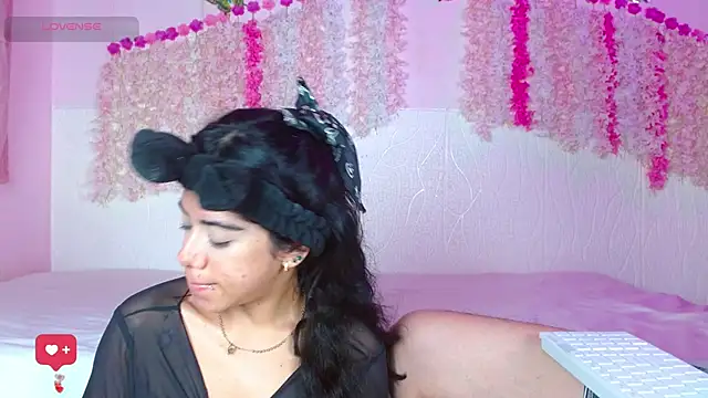 Snapshot of Zoe_Axel1 chatting on April 4, 7:33 pm Zoe Axel1 online show from April 4, 7:33 pm