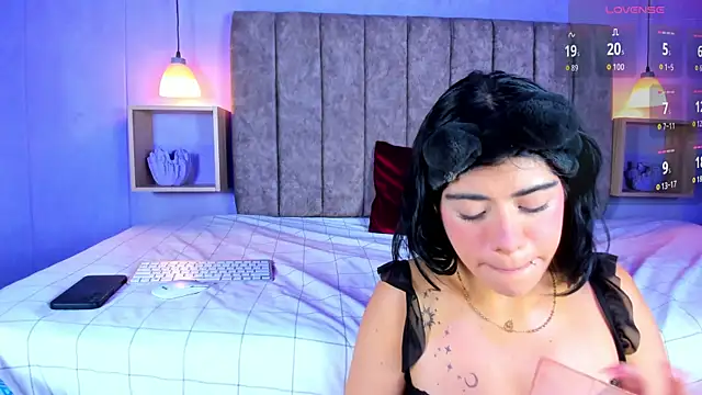 Snapshot of Zoe_Axel1 chatting on April 18, 7:58 pm Zoe Axel1 online show from April 18, 7:58 pm