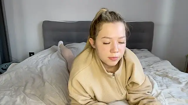 Snapshot of alyrasun chatting on March 13, 6:20 am alyrasun online show from March 13, 6:20 am