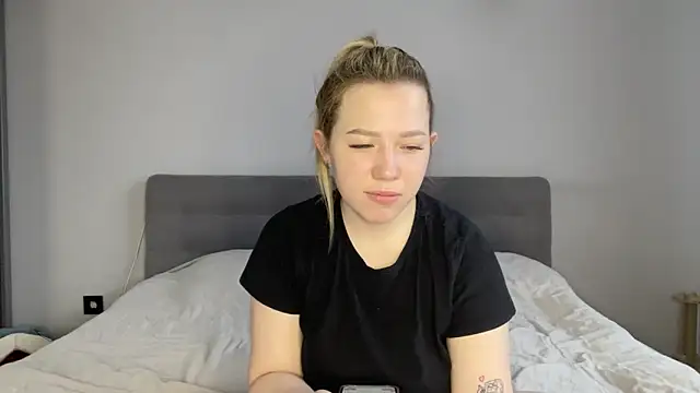 Snapshot of alyrasun chatting on March 17, 6:39 am alyrasun online show from March 17, 6:39 am