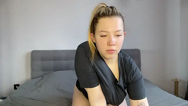 Snapshot of alyrasun chatting on March 19, 6:17 am alyrasun online show from March 19, 6:17 am