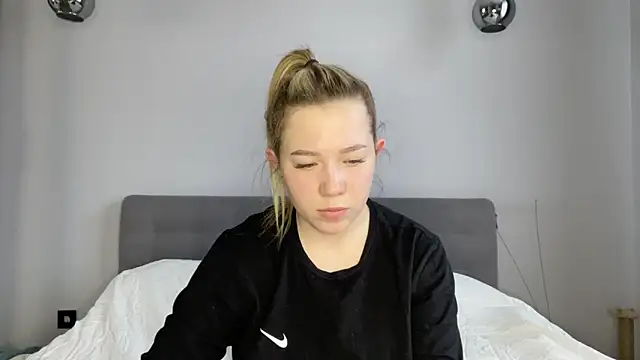 Snapshot of alyrasun chatting on March 25, 6:08 am alyrasun online show from March 25, 6:08 am