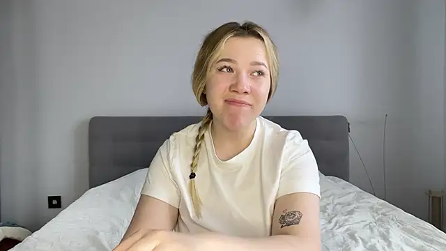 Snapshot of alyrasun chatting on March 28, 6:13 am alyrasun online show from March 28, 6:13 am