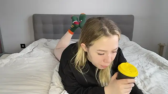 Snapshot of alyrasun chatting on April 1, 6:25 am alyrasun online show from April 1, 6:25 am