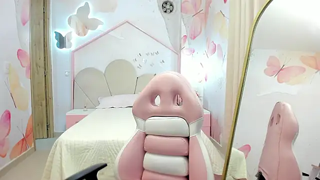 Snapshot of emilynaughty__ chatting on March 17, 6:33 pm emilynaughty online show from March 17, 6:33 pm