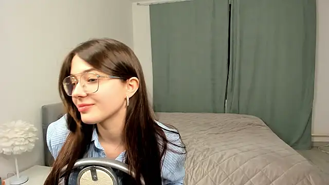 Snapshot of LareeGuzzo chatting on March 11, 6:14 pm LareeGuzzo online show from March 11, 6:14 pm