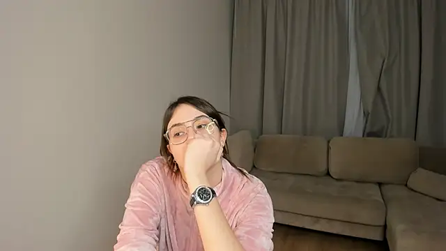 Snapshot of LareeGuzzo chatting on March 18, 7:39 pm LareeGuzzo online show from March 18, 7:39 pm