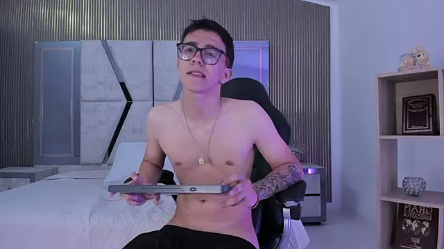 Snapshot of TylerCross_ chatting on March 11, 11:33 pm TylerCross online show from March 11, 11:33 pm