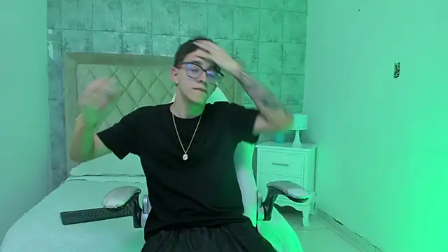 Snapshot of TylerCross_ chatting on March 13, 8:59 pm TylerCross online show from March 13, 8:59 pm