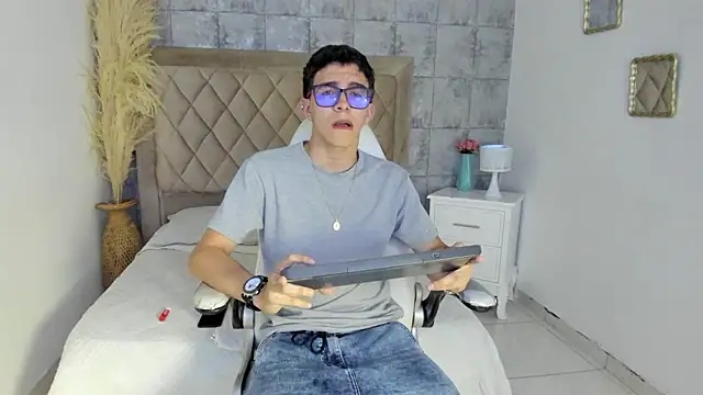 Snapshot of TylerCross_ chatting on March 14, 8:36 pm TylerCross online show from March 14, 8:36 pm