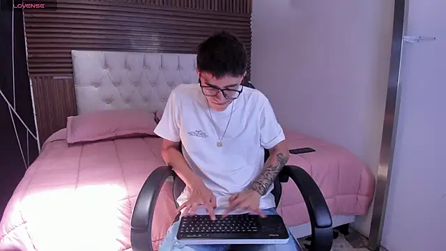 Snapshot of TylerCross_ chatting on March 15, 5:41 pm TylerCross online show from March 15, 5:41 pm