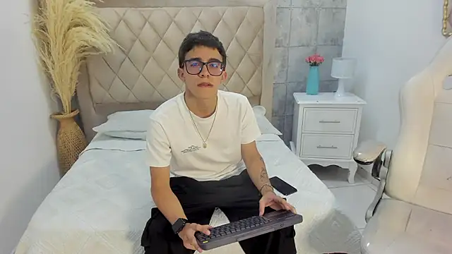 Snapshot of TylerCross_ chatting on March 17, 8:34 pm TylerCross online show from March 17, 8:34 pm