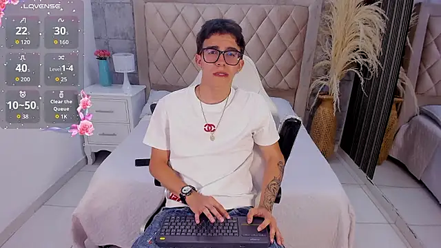 Snapshot of TylerCross_ chatting on March 24, 9:42 pm TylerCross online show from March 24, 9:42 pm