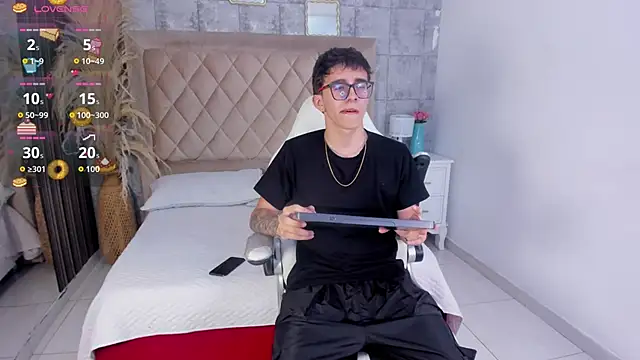 Snapshot of TylerCross_ chatting on March 25, 8:37 pm TylerCross online show from March 25, 8:37 pm