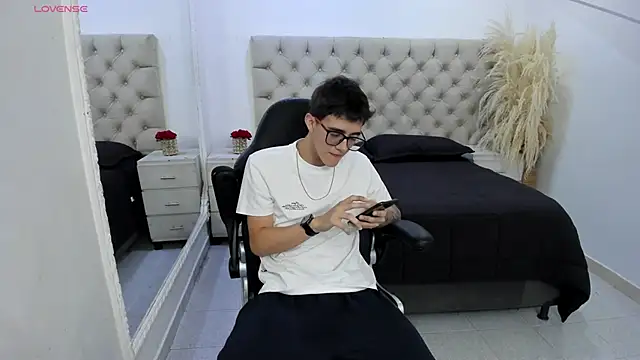 Snapshot of TylerCross_ chatting on March 29, 5:24 pm TylerCross online show from March 29, 5:24 pm