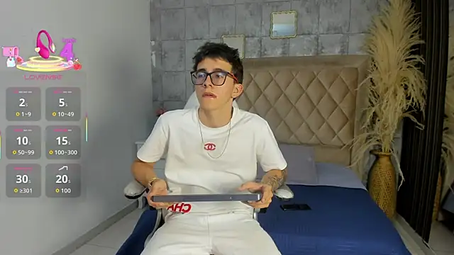 Snapshot of TylerCross_ chatting on March 30, 8:32 pm TylerCross online show from March 30, 8:32 pm