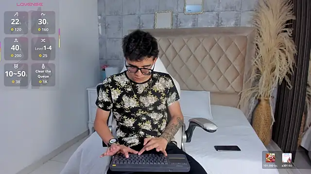 Snapshot of TylerCross_ chatting on March 31, 8:31 pm TylerCross online show from March 31, 8:31 pm