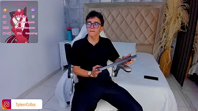 Snapshot of TylerCross_ chatting on April 1, 8:17 pm TylerCross online show from April 1, 8:17 pm