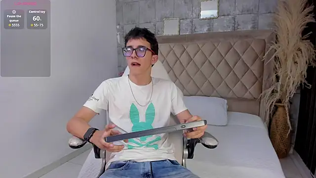 Snapshot of TylerCross_ chatting on April 2, 8:39 pm TylerCross online show from April 2, 8:39 pm