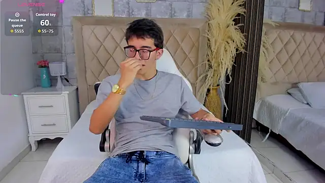 Snapshot of TylerCross_ chatting on April 3, 8:40 pm TylerCross online show from April 3, 8:40 pm