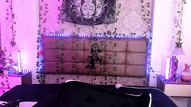 Snapshot of Vickmoon chatting on April 1, 9:56 pm Vickmoon online show from April 1, 9:56 pm