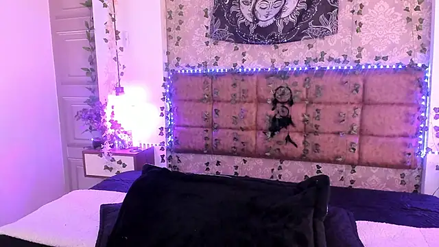 Snapshot of Vickmoon chatting on April 19, 9:28 pm Vickmoon online show from April 19, 9:28 pm