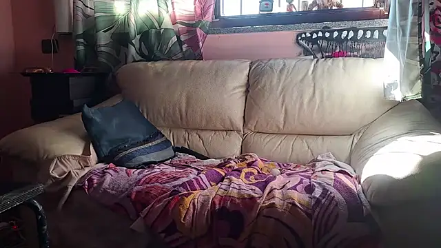 Snapshot of bellad0nna chatting on March 31, 8:15 am bellad0nna online show from March 31, 8:15 am