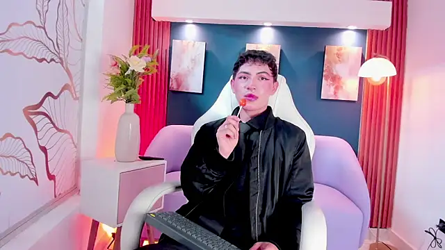 Snapshot of Cristopher_Wild chatting on March 19, 8:24 pm Cristopher Wild online show from March 19, 8:24 pm