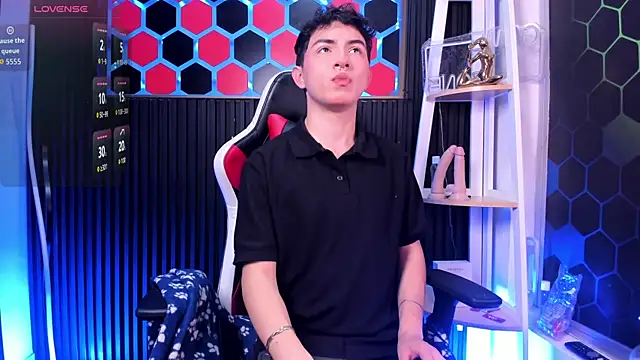 Cristopher Wild online show from July 2, 8:37 pm