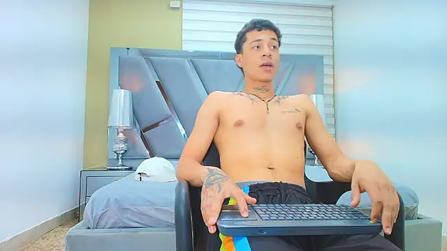 Snapshot of HENRY_GREEN2 chatting on March 28, 7:35 pm HENRY GREEN2 online show from March 28, 7:35 pm