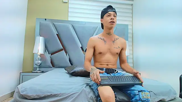 Snapshot of HENRY_GREEN2 chatting on April 1, 7:33 pm HENRY GREEN2 online show from April 1, 7:33 pm