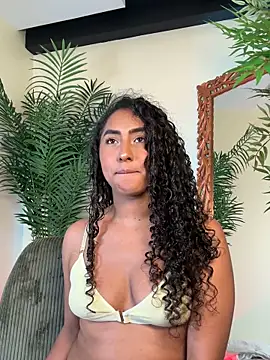 Snapshot of SoyJuliana_19 chatting on March 15, 4:07 am SoyJuliana 19 online show from March 15, 4:07 am